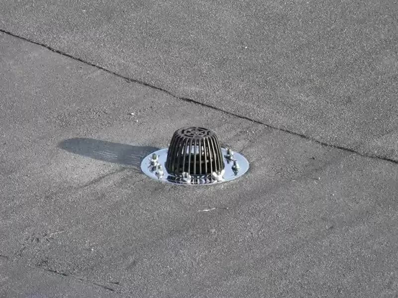 Монтаж водосточных воронок