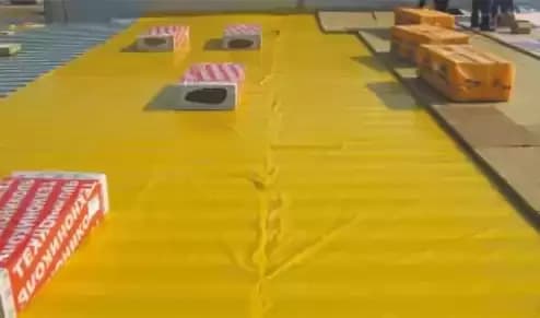 Монтаж пароизоляционной пленки для плоской кровли