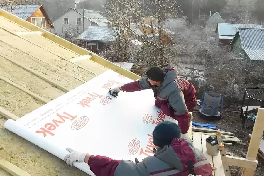 Монтаж гидроветрозащитной мембраны для скатной кровли