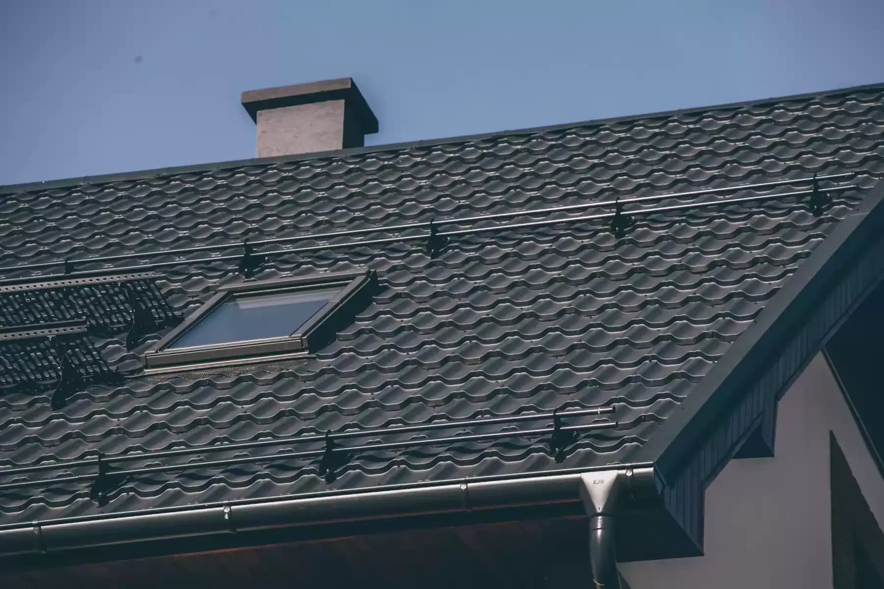 Установка снегозадержателей на крыше, особенности систем снегозадержания